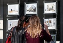 Estate agents report falling house prices, but it varies by region