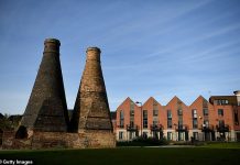 How much do people in YOUR area tip? We reveal tipping capital of Britain where people leave average of £10.45