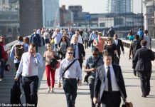 Private sector wage growth nears four-year low as public sector workers’ salaries soar